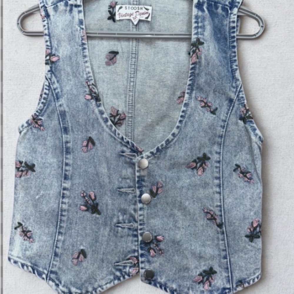 Vintage Acid Wash Floral Embroidered Denim Vest – 90s Cottagecore Snap Button